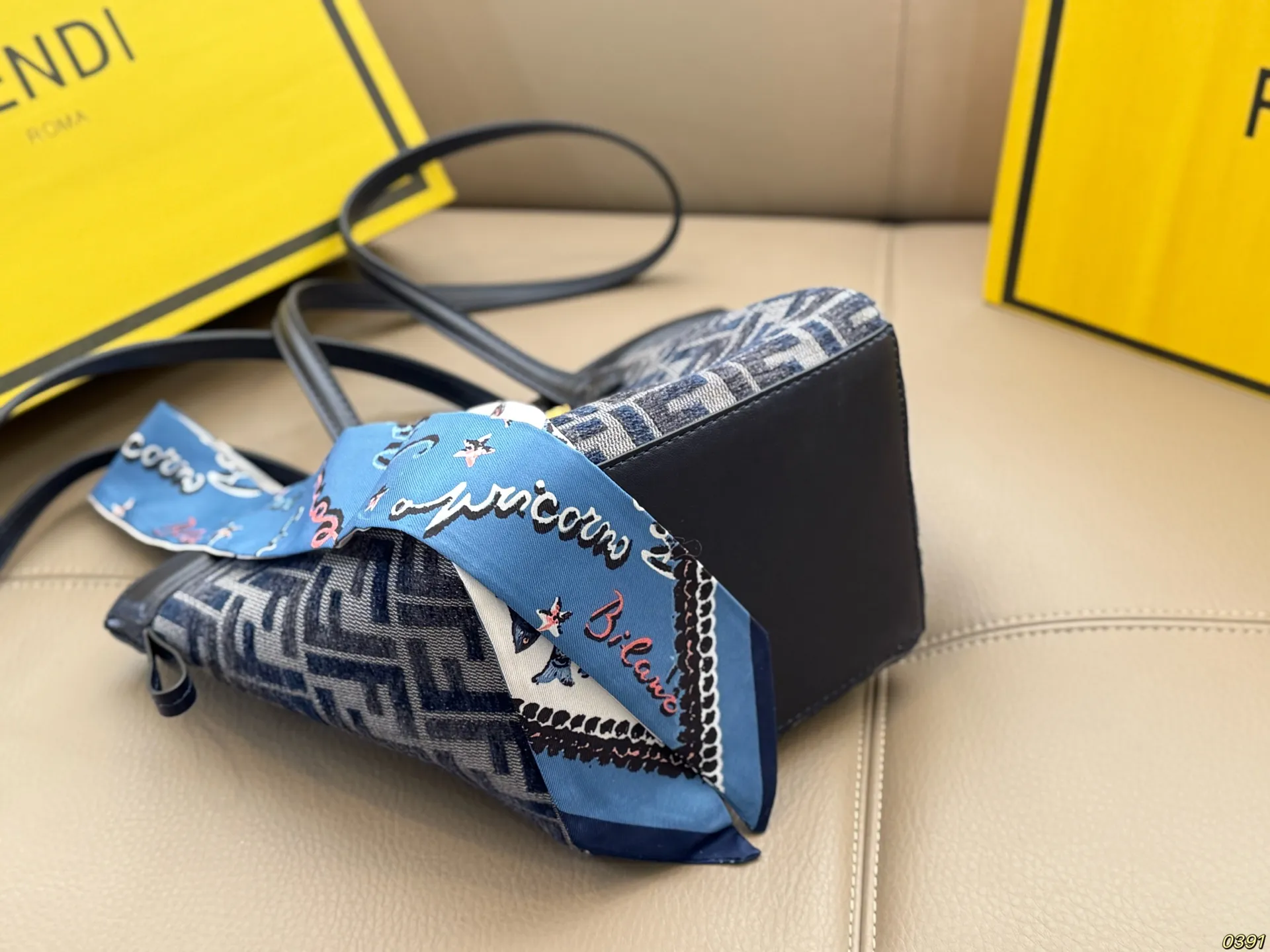 ¥180折叠盒 芬迪FENDI Origami托特包 灵感源自于折纸艺术,可随意变化包型,8个隐藏式吸磁扣保证的物品的安全性,也更加美观。 打开是一个tote 的样式,折起来是个水桶包,这也更加体现品牌的二元性,创意与实用美相结合。 尺寸:15 20