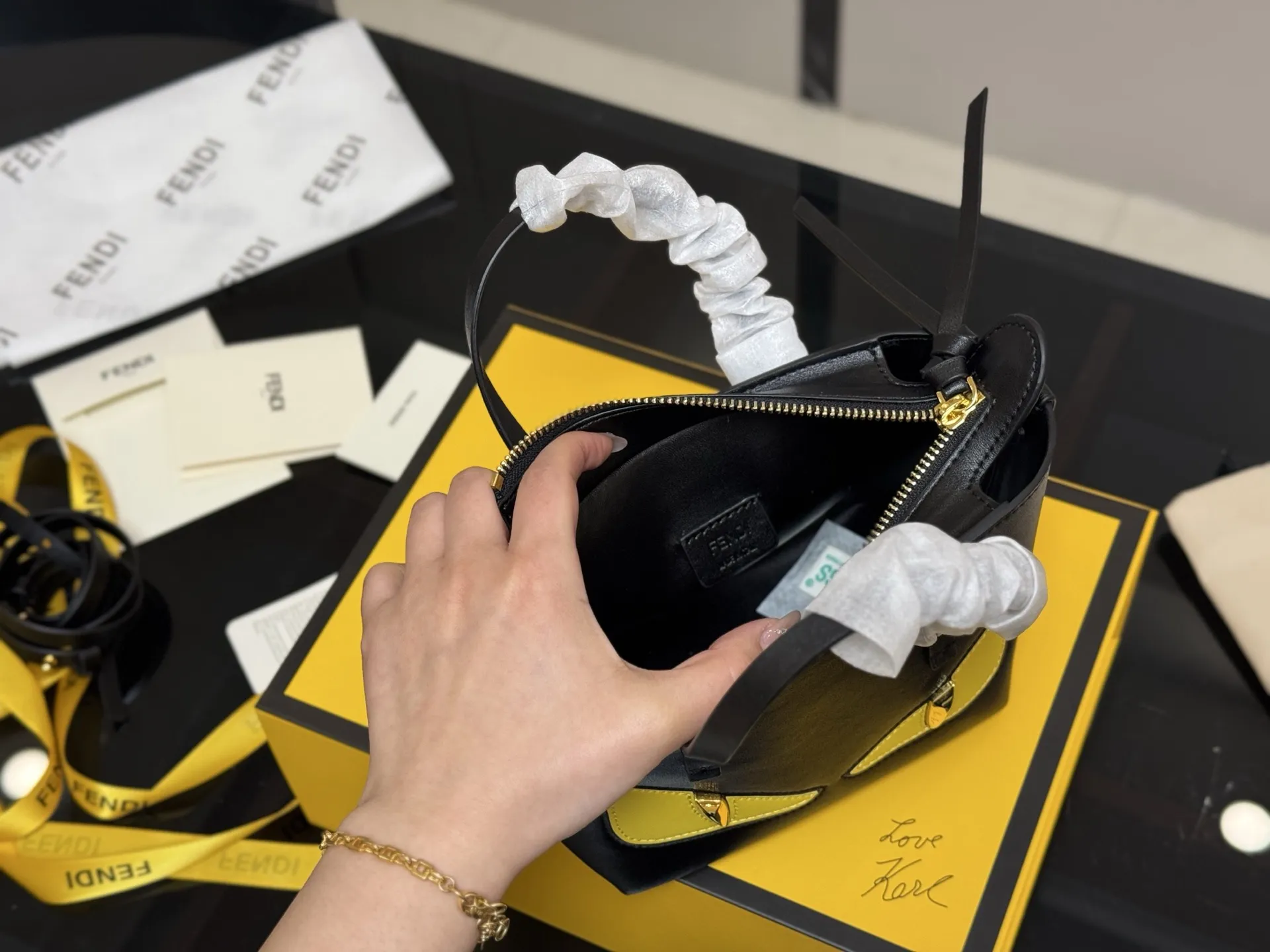 &yen;170 配折叠盒 芬迪 FENDI 怪兽菜篮子 简约大气风格 更加轻盈 可轻松驾驭各种风格 是每个酷酷女孩必入款 尺寸:16.13cm