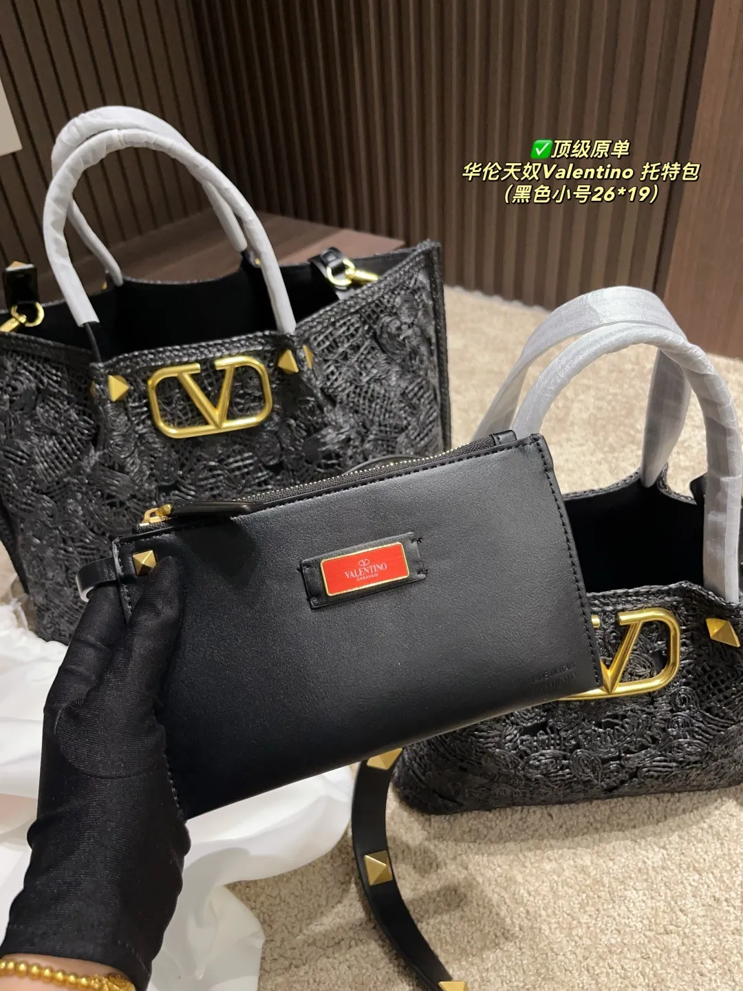 ✅顶级原单 大号p340⚠️尺寸37.27 小号p300⚠️尺寸26.19 华伦天奴Valentino 托特包 托特包采用定制重工刺绣材质打造，交织形成的空隙营造出清透质感，点缀杏色皮革手柄、肩带，可手拎可肩背！高级时尚感十足，是这个夏日的首选