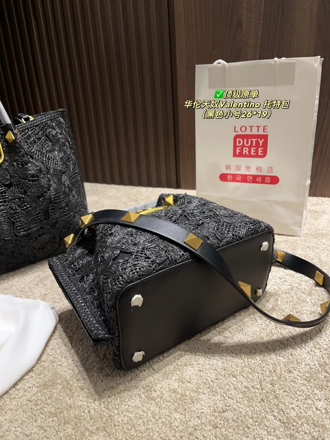 ✅顶级原单 大号p340⚠️尺寸37.27 小号p300⚠️尺寸26.19 华伦天奴Valentino 托特包 托特包采用定制重工刺绣材质打造，交织形成的空隙营造出清透质感，点缀杏色皮革手柄、肩带，可手拎可肩背！高级时尚感十足，是这个夏日的首选