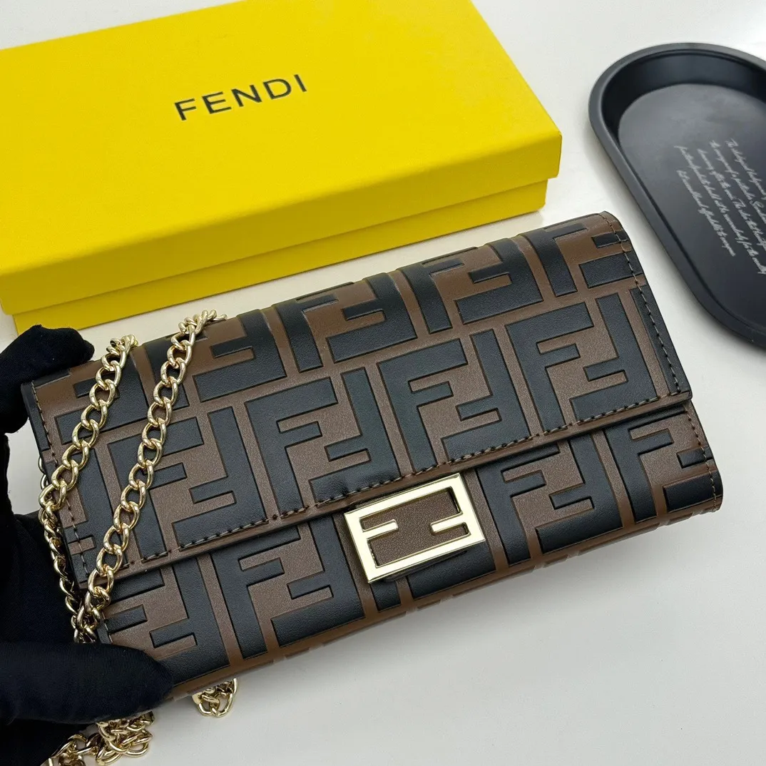 P105🎀Fendi 621666🎀颜色 黑色 黑棕色🎀尺寸 19*10.5*3.5 🎀Fendi 专柜同步，可肩背专柜品质顶级进口牛皮 海外订制钥匙扣五金 做工油边精湛