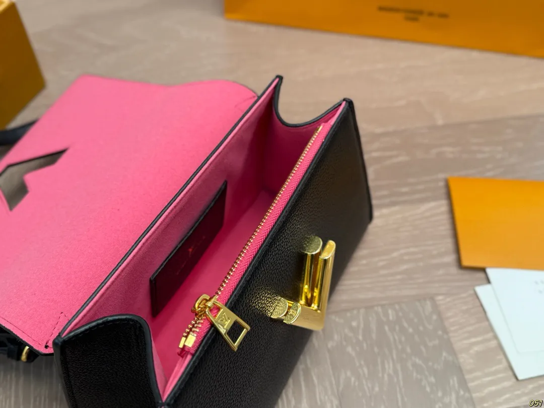 ¥150折叠盒 LV翻盖斜挎包Twist 气场强大又百搭大气的包包 抓住夏日阳光☀️ 时髦又有活力感~ 尺寸25 16