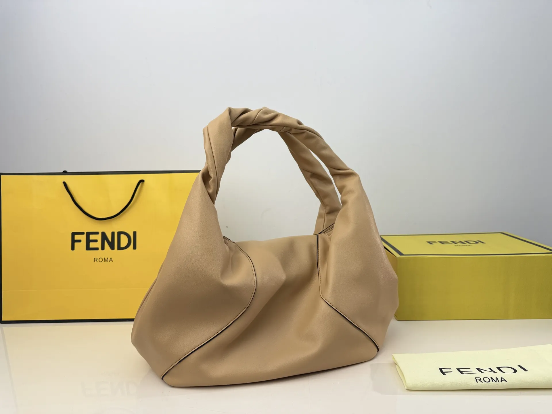 (折叠盒⚠️)p260/p240 芬迪新款包身隐藏的 “机关锁”开合像解密一样有趣,名字“SPY”(间谍)由此而来。 包口小口袋低调又充满心机感,像好朋友一样守护着你的秘密 ,更像是一双有智慧的眼睛带你“窥探”世界 可调节肩带:单肩、斜挎或手拎,适合不同场合。 size:33*27cm(大) size:21*21cm(小)