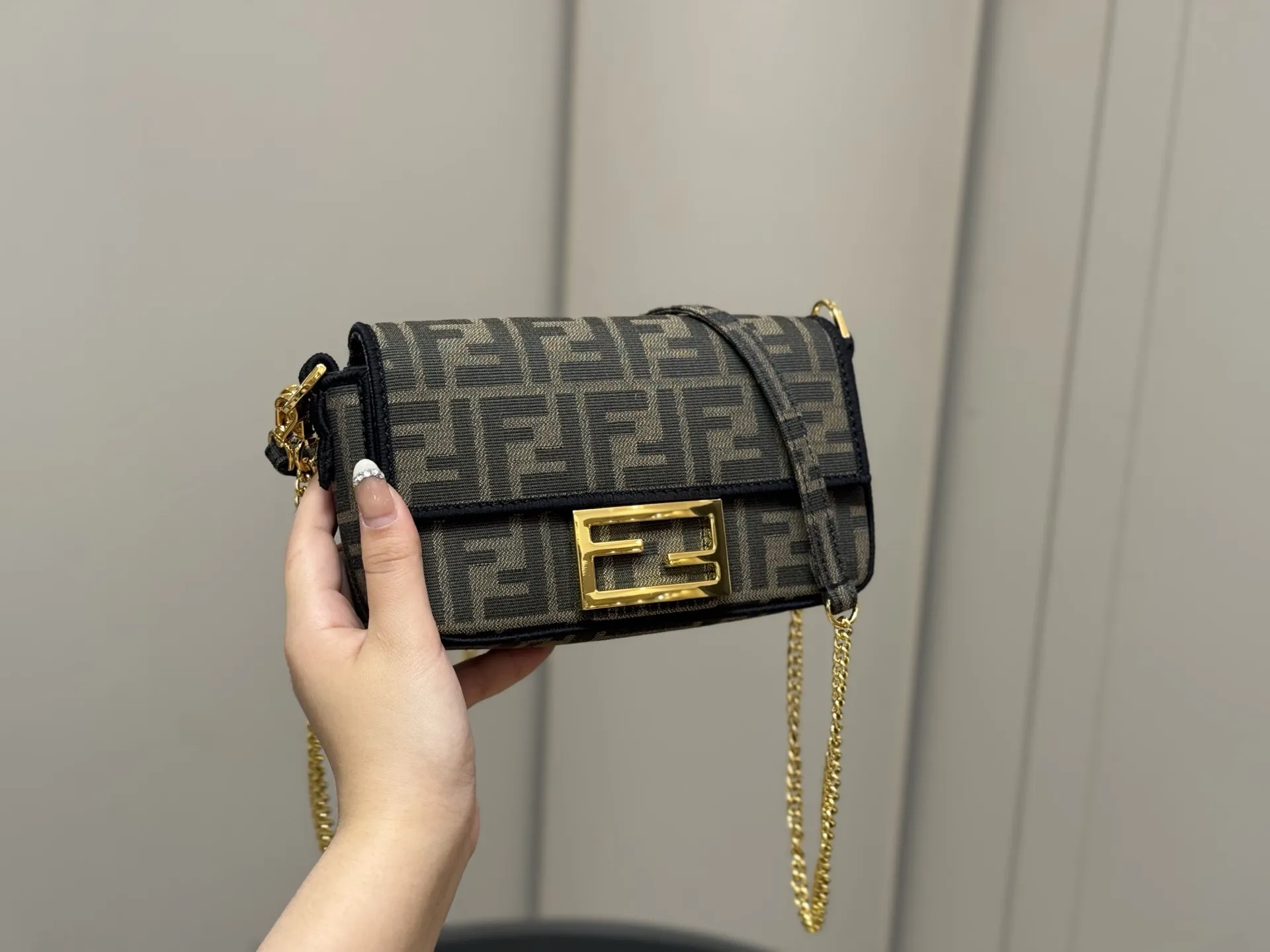 ¥160 配折叠盒 size:20*12cm Fendi芬迪法棍包 (Baguette) 单肩、斜跨都不是问题, 有种慵慵懒懒的街头!!