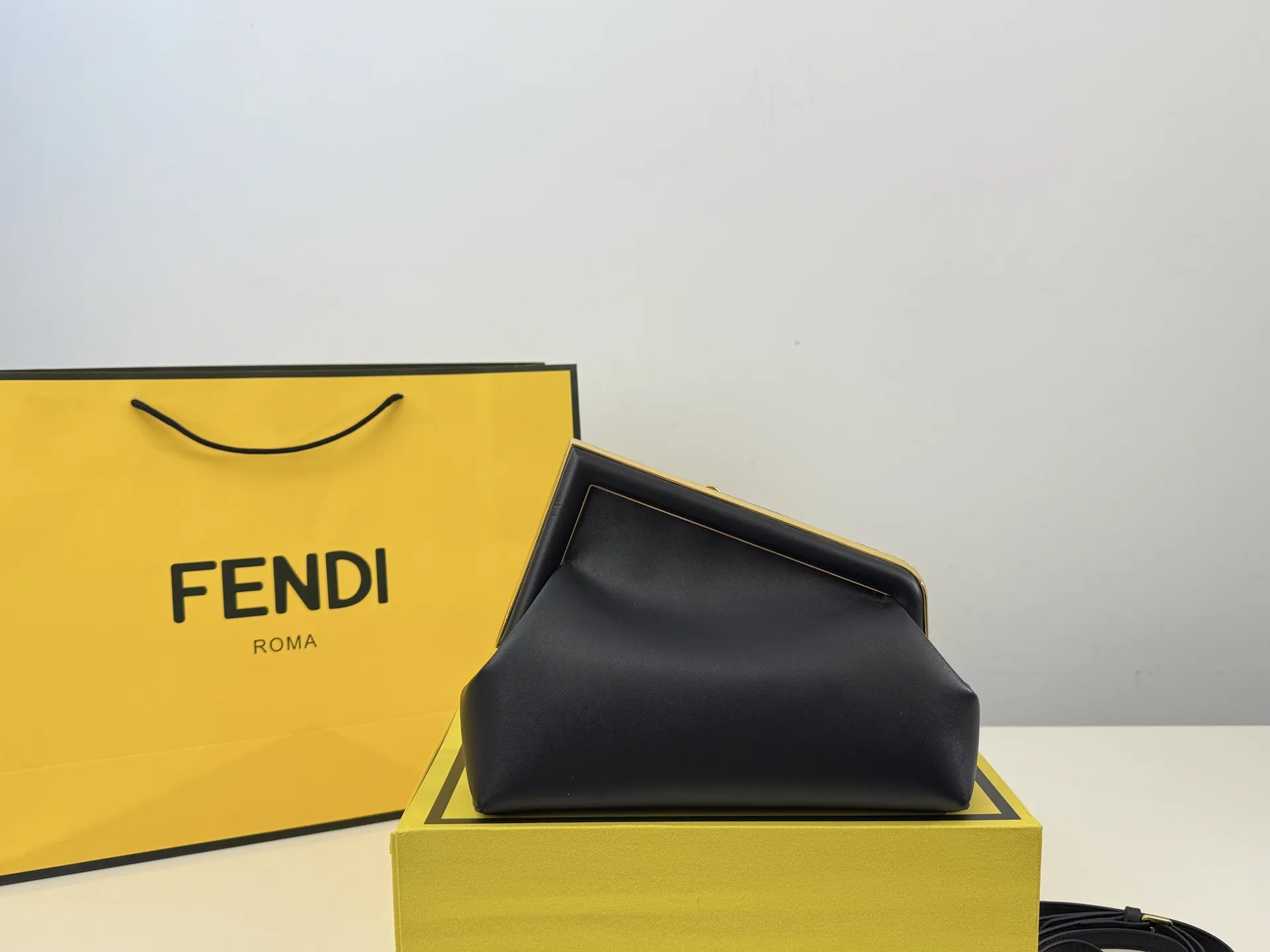 （折叠盒⚠️）p170 First 芬迪的包包越来越好看了，特别是这款，爱不释手！设计颠覆了以往的包包，新款Fendi First的轮廓融入了Fendi首字母F的造型，很特别，简直处处精彩，通勤，晚宴什么都能搭，优雅中带着一丝酷飒，太喜欢！尺寸：22.18