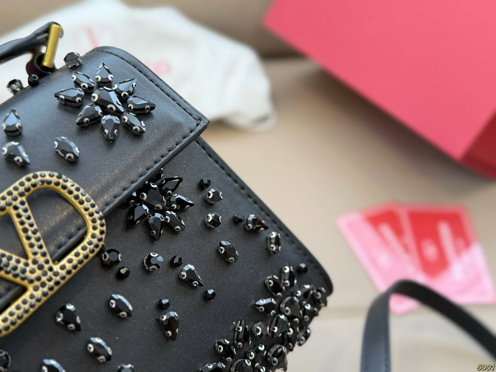 ¥230折叠盒 华伦天奴Valentino星钻版手提包 简约的包身廓形解锁时尚魅力 可盐可甜 让你成为整条街最靓的女孩 很百搭哦 yyds 尺寸:18 14