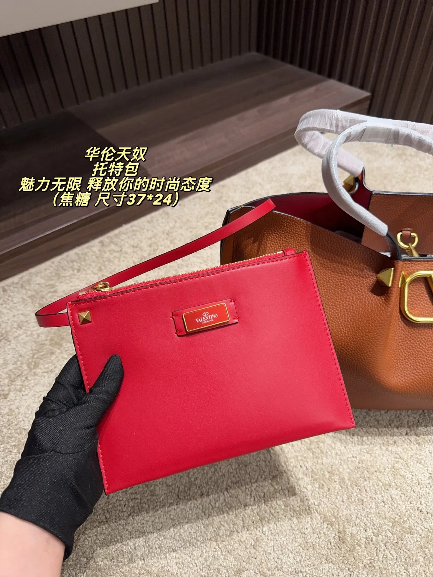 P180 无盒⚠️尺寸37*24 华伦天奴 Valentino托特包 魅力无限 释放你的时尚态度 外形独特，有很多可爱的颜色可选，简直是不可错过的时尚单品 不同于帆布包的柔软，背在身上主打一个肆意洒脱的感觉，超有质感，时尚达人超爱