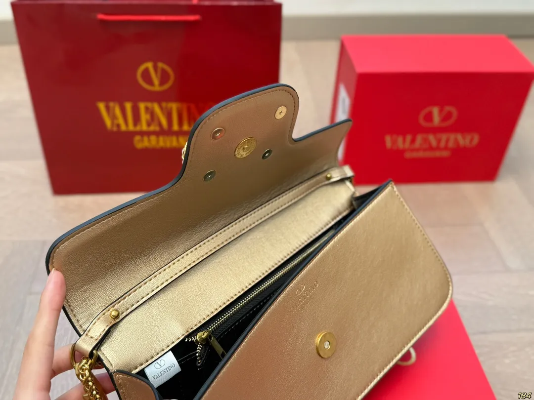 大号¥155折叠盒 华伦天奴 Valentino Loco单肩包 高级感溢出来啦 这颜值上身很百搭的呦 怎么背都没压力 哪个女孩子能拒绝得了这么好看的美包啦 尺寸:大号28 13