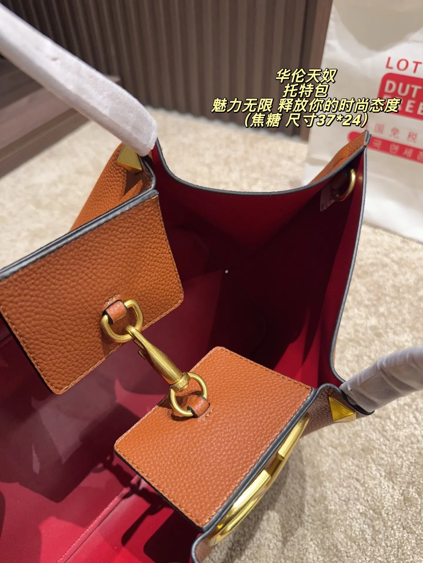 P180 无盒⚠️尺寸37*24 华伦天奴 Valentino托特包 魅力无限 释放你的时尚态度 外形独特,有很多可爱的颜色可选,简直是不可错过的时尚单品 不同于帆布包的柔软,背在身上主打一个肆意洒脱的感觉,超有质感,时尚达人超爱