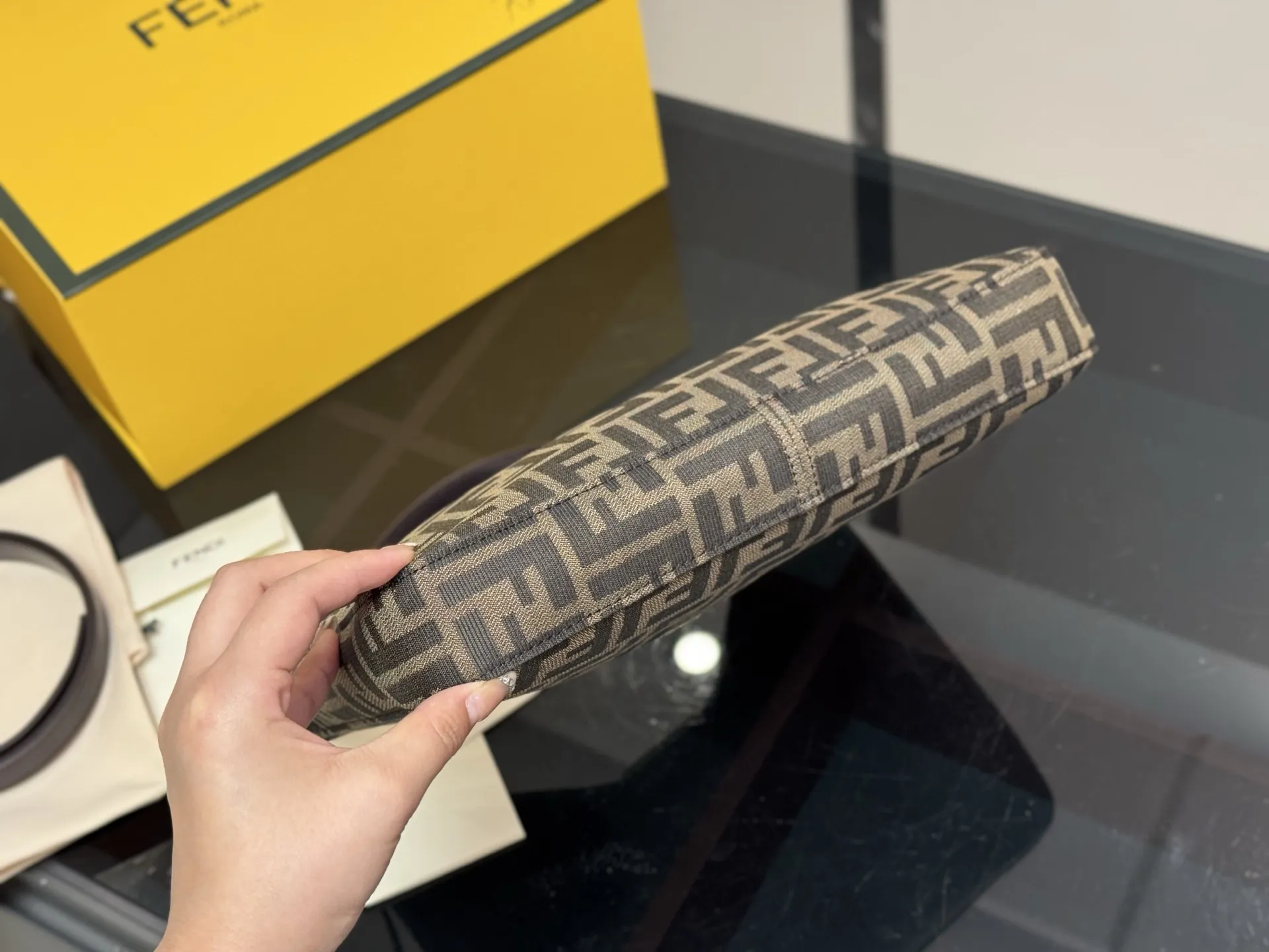 &yen;170 配折叠盒 Fendi zucca 老花牛角包 芬迪牛角包真的好看又好背 万年经典 硬版布面 包身挺括 size :30.24cm