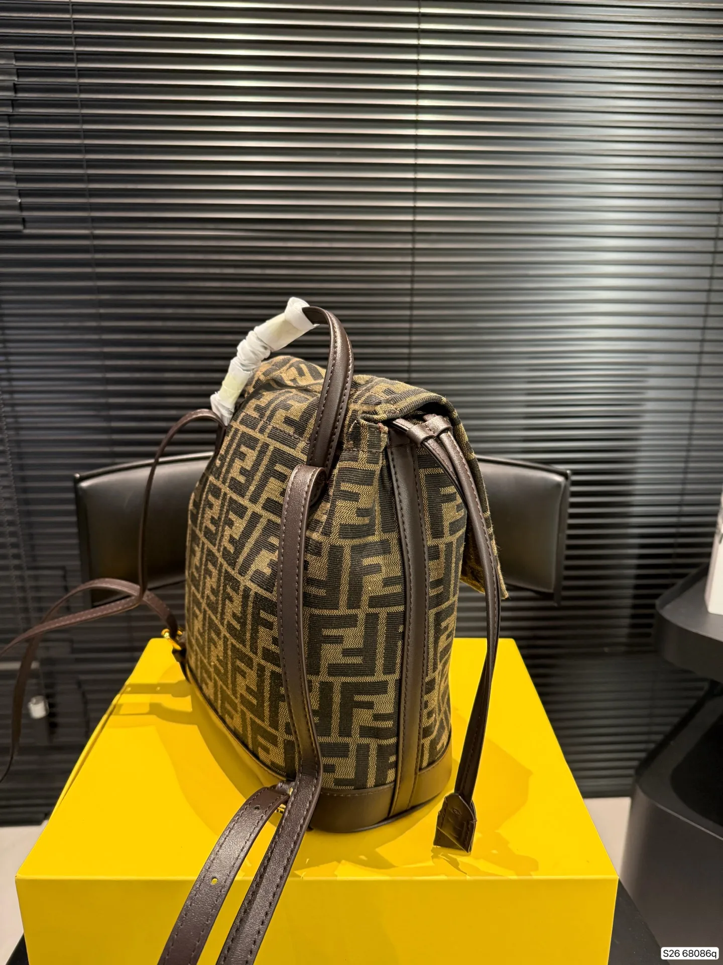 P180 配折叠盒 FENDI|复古感双肩包😍 看图的时候已经被疯狂种草的双肩包🎒 实物果然不负众望啊 超大容量包身 日常出门或旅游都超实用 重点是!!! 大个子、小个子背都超好看🤩 爱了爱了😍 尺寸23 25 货号68086