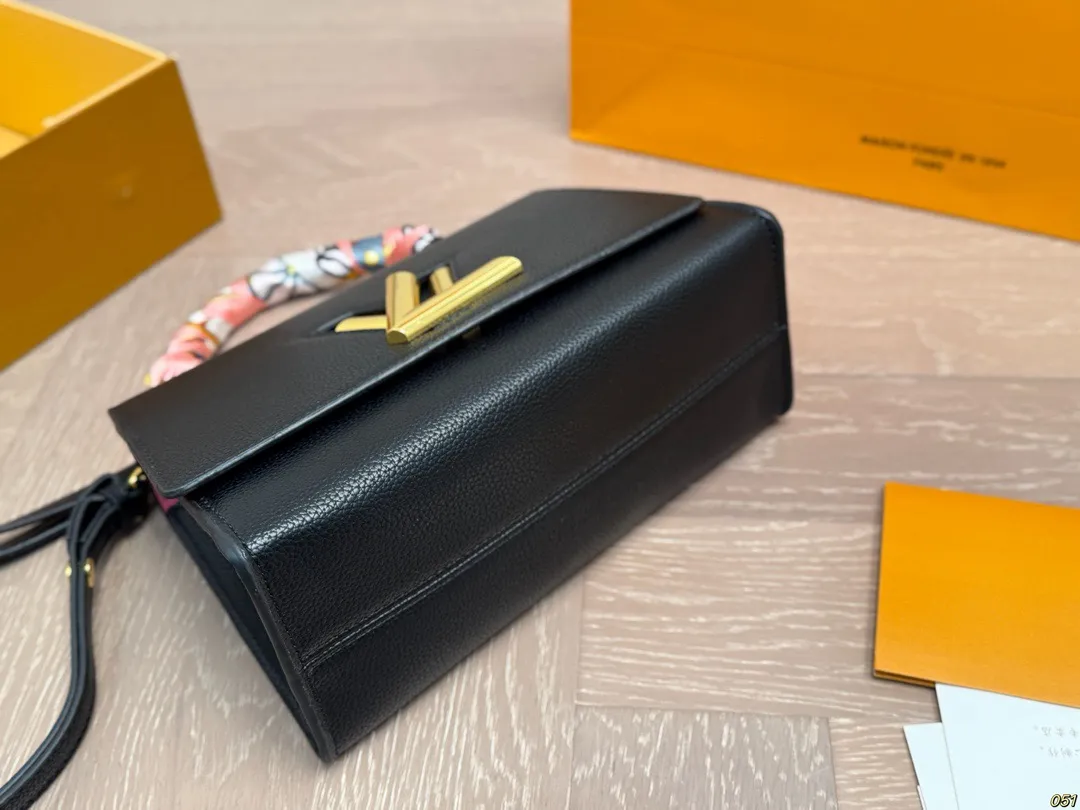 &yen;150折叠盒 LV翻盖斜挎包Twist 气场强大又百搭大气的包包 抓住夏日阳光☀️ 时髦又有活力感～ 尺寸25 16