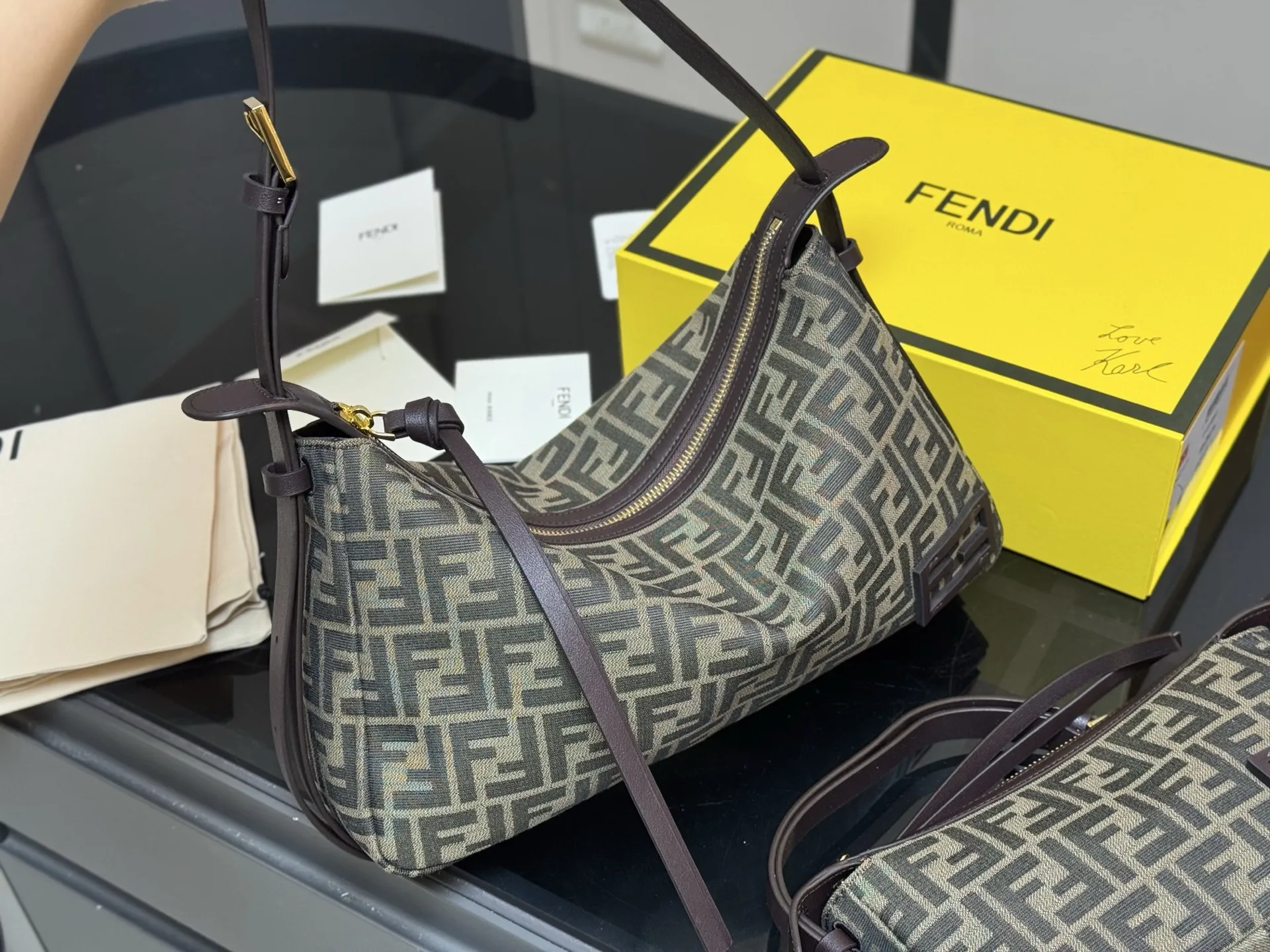 ¥185 无盒 ¥175 配盒 Fendi芬迪hobo ✅原单高品 优雅高级 百看不腻 偏爱它的时尚和洒脱 尺寸:33.19cm 22.12cm