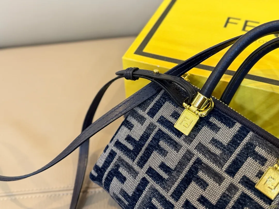 &yen;145折叠盒 芬迪枕头包Mini By The Way系列 fendi小身材大容量 小小只巨可爱 可手提可斜挎 上身可甜可盐！ 尺寸17 12