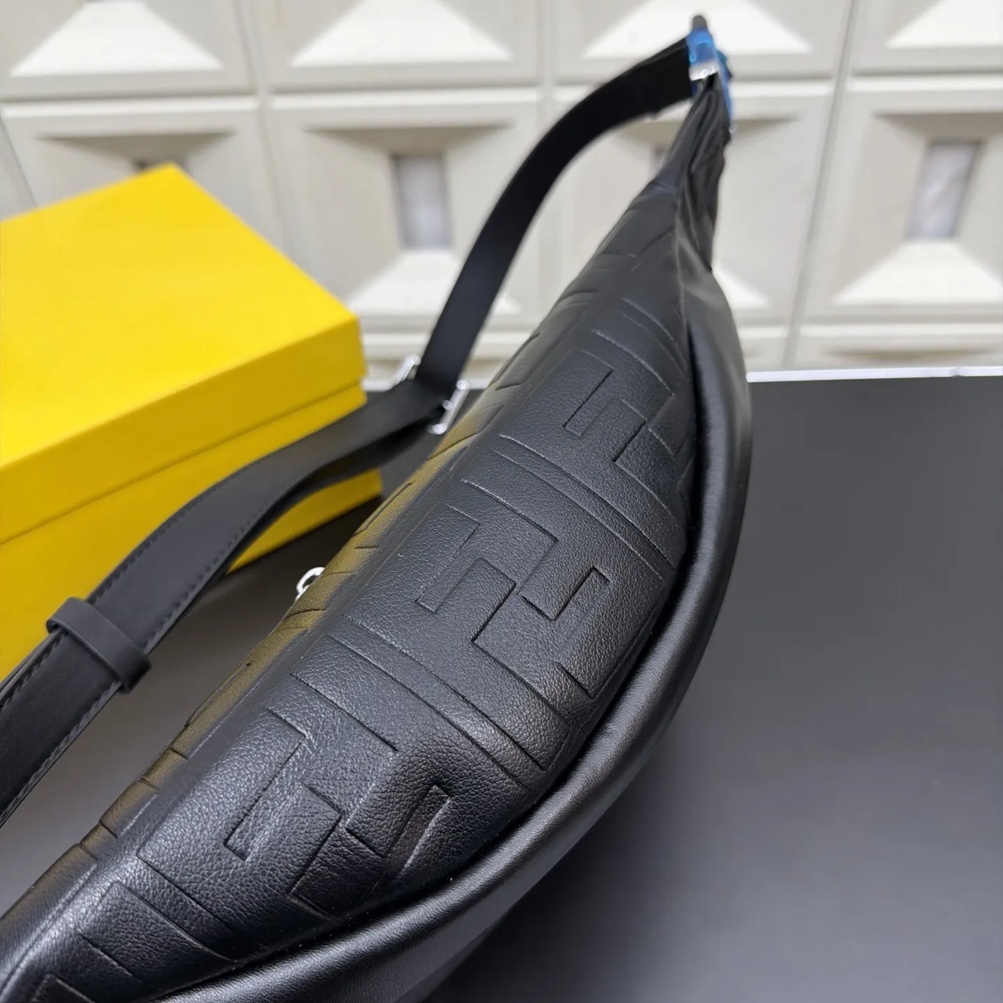 P105 Fendi 芬迪 印花腰包 斜挎胸包 经典百搭 实物拍摄 配送防尘袋 礼盒 30 x 17 cm。