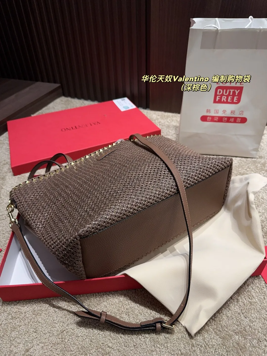 p170配盒⚠️尺寸45.28 华伦天奴Valentino 编制购物袋 俏皮超个性谁背谁好看 掩饰不住的洋气 精致走线 拼色很有特点 巨百搭可随心日常搭配 休闲俏皮同时又带着一点o名媛范 必将成为新年春夏的超级爆款 &hearts;️
