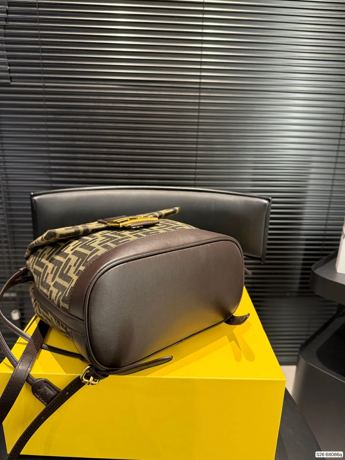 P180 配折叠盒 FENDI｜复古感双肩包😍 看图的时候已经被疯狂种草的双肩包🎒 实物果然不负众望啊 超大容量包身 日常出门或旅游都超实用 重点是！！！ 大个子、小个子背都超好看🤩 爱了爱了😍 尺寸23 25 货号68086