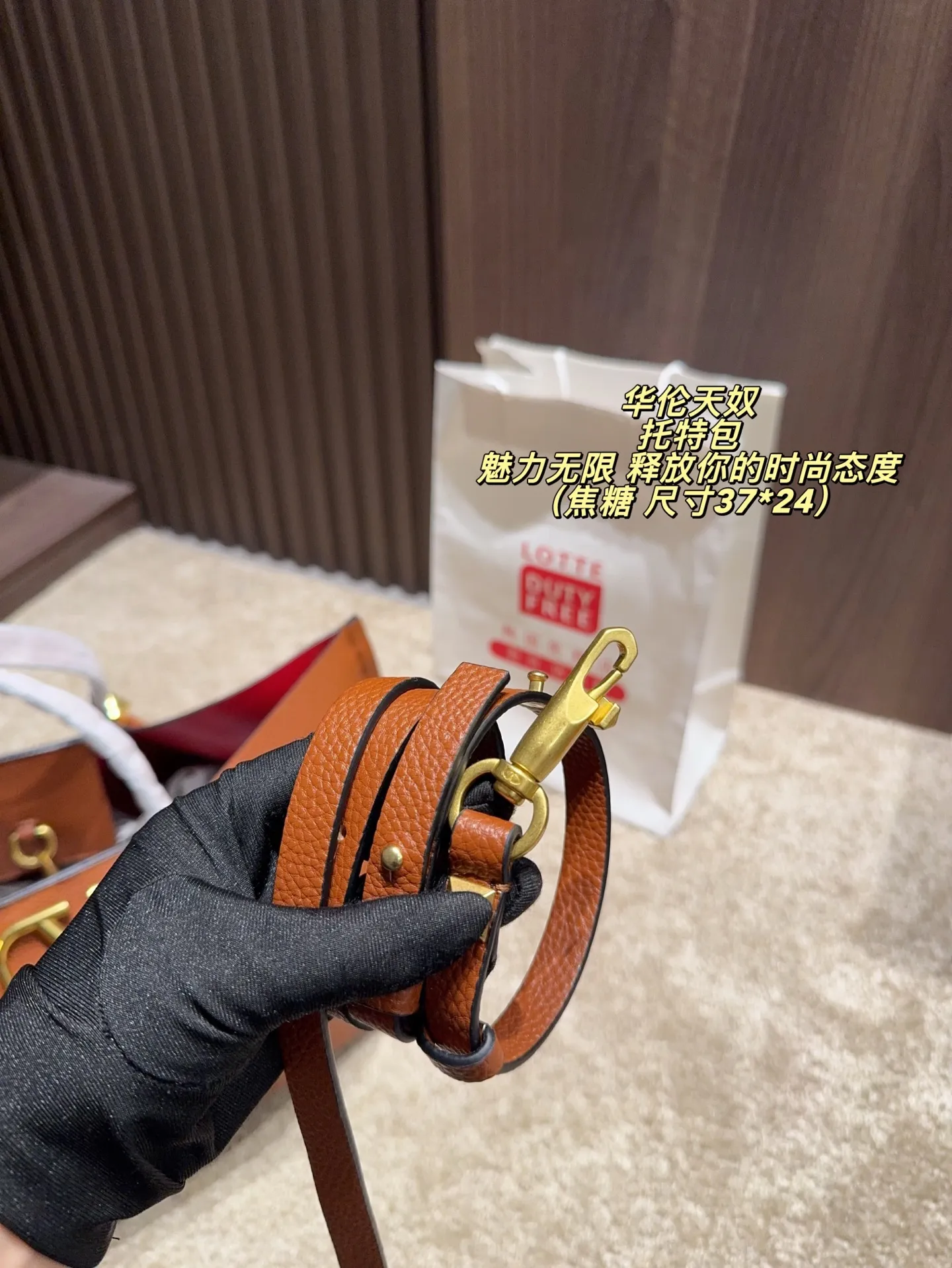 P180 无盒⚠️尺寸37*24 华伦天奴 Valentino托特包 魅力无限 释放你的时尚态度 外形独特,有很多可爱的颜色可选,简直是不可错过的时尚单品 不同于帆布包的柔软,背在身上主打一个肆意洒脱的感觉,超有质感,时尚达人超爱