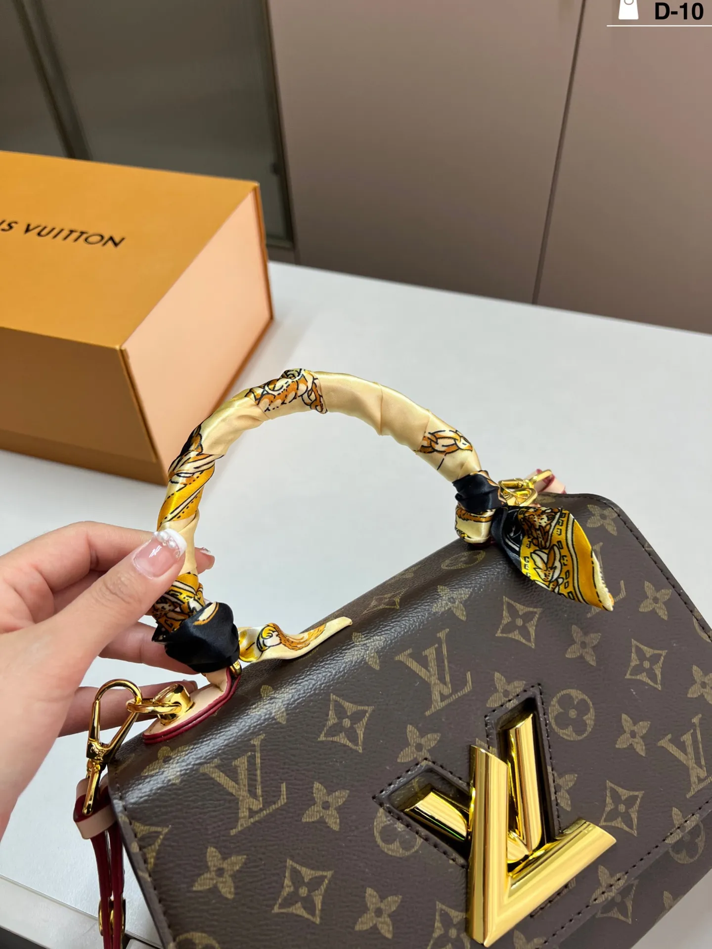 💰p150 lvTwist新款 旋转扣 气场强大实用又百搭 可以说是品牌中的经典 神仙颜值！ 实物真的高级有质感 D-10尺寸25&times;14折叠盒