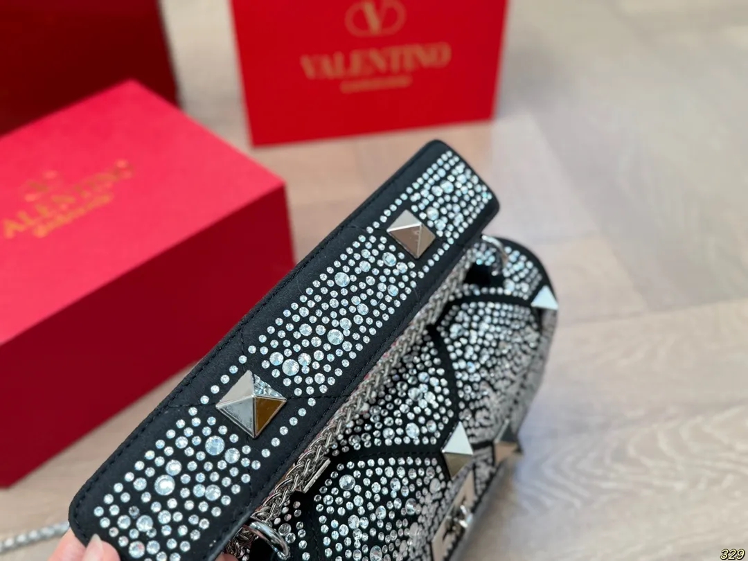 &yen;210折叠盒 华伦天奴Valentino星钻版手提包 简约的包身廓形解锁时尚魅力 可盐可甜 让你成为整条街最靓的女孩 很百搭哦 yyds 尺寸：24 16