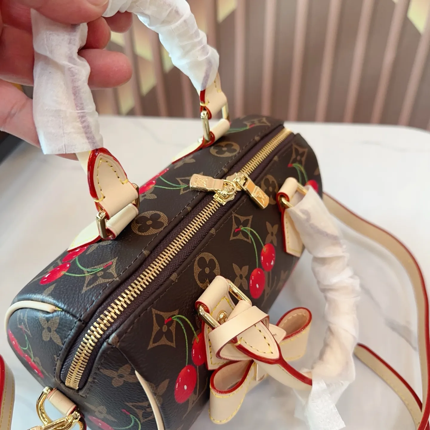 p135 配礼盒🎁. LV Speedy20枕头包 新款speedy20，宝藏尺寸，因为20的尺寸不大也不小，容量也特别 对于嫌弃speedy25太大，nano16cm 又太小的姐妹们，20的尺寸刚刚好哦。 Speedy 系列一直是专柜最热、 最难抢的款, speedy20除了尺寸改动外，最大的改变就是把以往的植鞣革肩带换成了比较宽一点的帆布刺绣logo肩带，而且是可调整肩带，肩带的款式挺现代的，给人的感觉就是非常的年轻活泼，配上这个包，整体的风格就很休闲。尺寸20*11*14cm bz