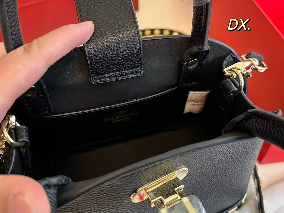 P180（折叠盒） size：21&times;16 VALENTINO 华伦天奴铆钉贝壳包❤️ 经典贝壳包型配有铆钉点缀✔️好 时尚的同时兼具实用手提功能！ 底部铆钉装饰太高级了 细节感满🈵️ 稳重又不失酷帅风格✅