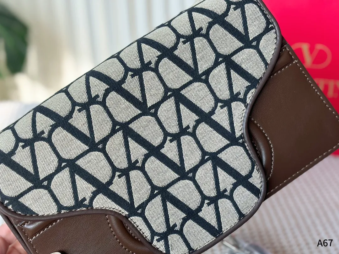 💰180 折叠礼盒包装 🌟华伦天奴印花腋下包 解锁时尚魅力 🉑盐🉑甜 整条街最靓的女孩 尺寸:28-8-16