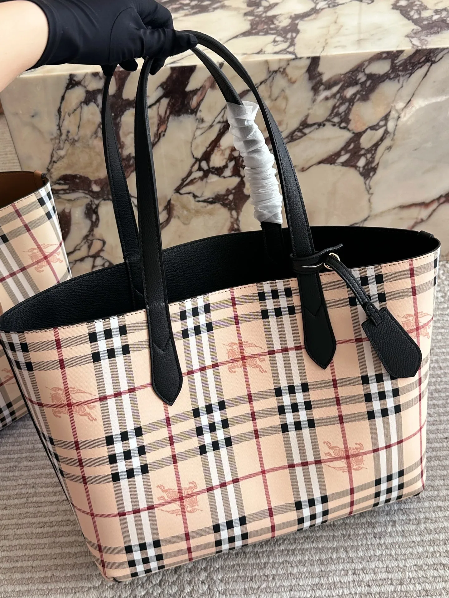 p150 Burberry巴宝莉经典款双面托特包 Burberry巴宝莉双面tote托特包，最喜欢的托特包~ 经典格纹和黑色两面都可以使用，上 身给人简约利落的感觉 一年四季都能背，百搭又耐看，最主要是非常实用~ 容量超大，短途旅行、上 班上学用来放书或者资料都OK台还可以用来当妈咪包哦 自己配个内胆东西就可以归类，方便拿东西还安全! 35cm无盒