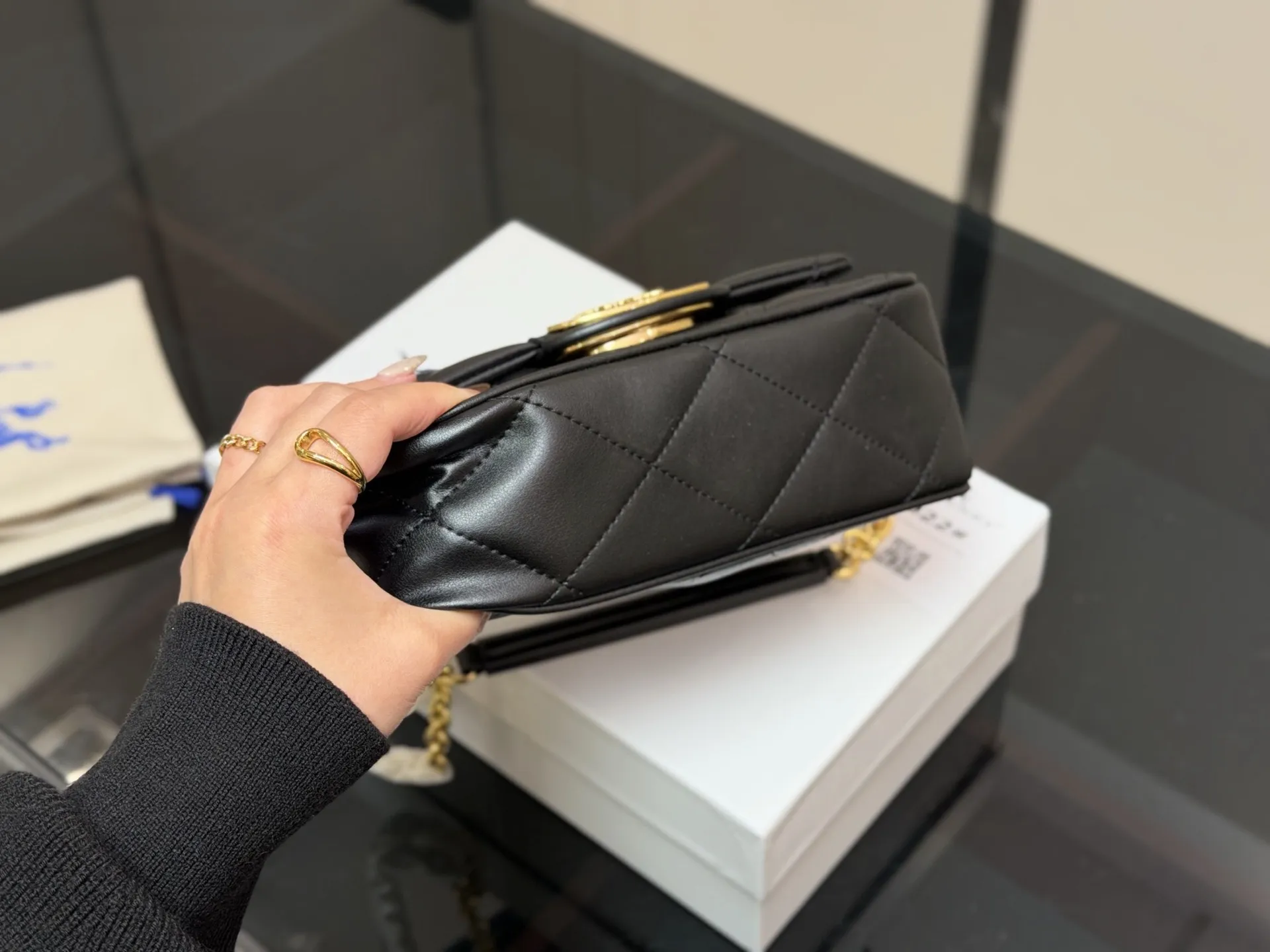 ¥190 配盒 size:23*17cm 巴宝莉Lola 新品链条包 皮质加上珩缝工艺 写满了高级! 和我的基础款怎么搭都好看!