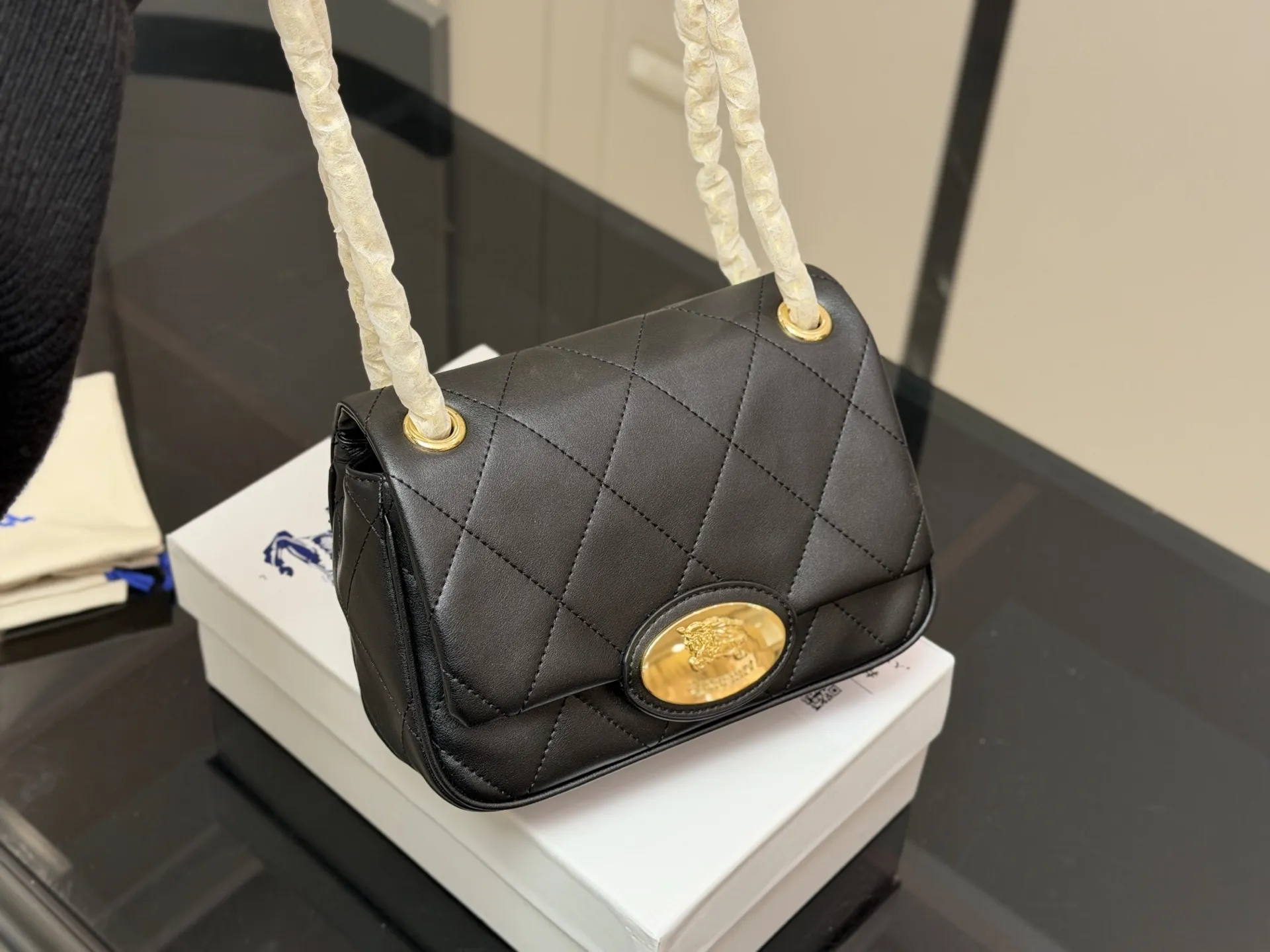 &yen;190 配盒 size：23*17cm 巴宝莉Lola 新品链条包 皮质加上珩缝工艺 写满了高级！ 和我的基础款怎么搭都好看！