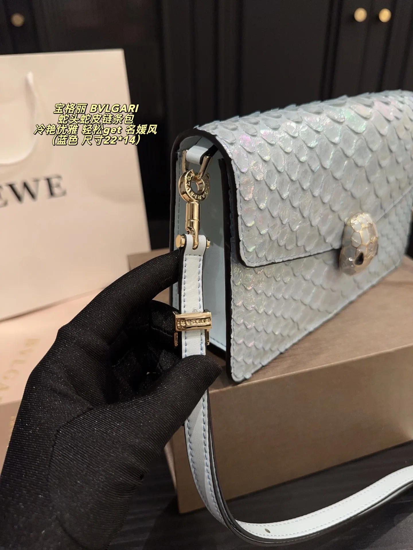 P215 配折叠盒⚠️尺寸22*14 宝格丽 BVLGARI 蛇头蛇皮链条包 冷艳优雅 女神都爱背的宝格丽蛇头包 轻松get 名媛风 包包实物材质细节做的很有质感 蛇头锁扣是珐琅材质 搭配的宝石拼色给整只包增添了神秘高级感