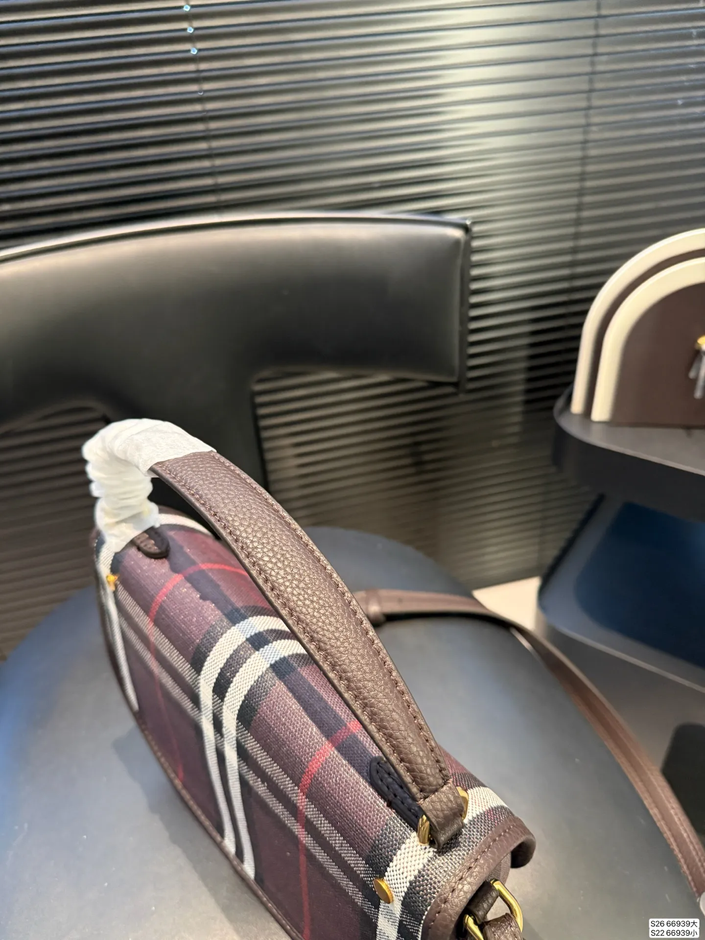 大号P180 小号P160 当经典格纹，邂逅浓郁秋色 复古⻛格的摩登面貌 🟣 复古格纹永不过时 高级感穿搭公式，一件Burberry就够了。 尺寸大24 19 小18 13 货号66939