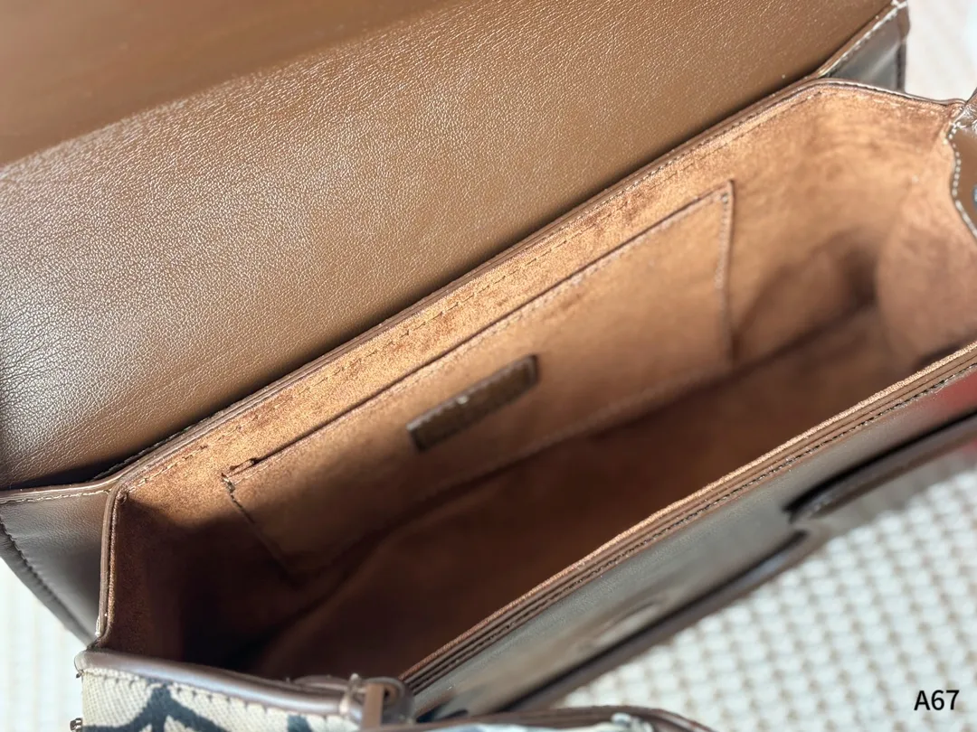 💰180 折叠礼盒包装 🌟华伦天奴印花腋下包 解锁时尚魅力 🉑盐🉑甜 整条街最靓的女孩 尺寸：28-8-16