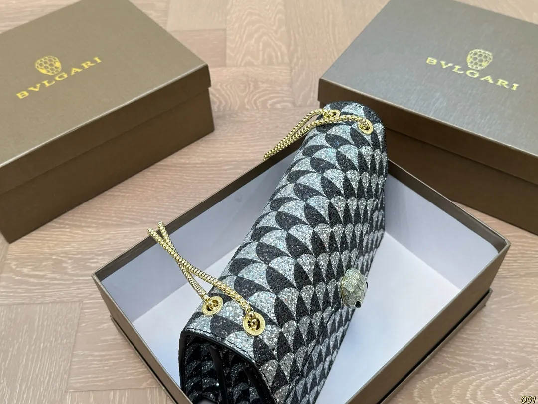 ¥145配盒 宝格丽 Bvlgari蛇头包 ⚠️顶级原单 不愧是开挂般的存在 包身轻便 百搭 给予满满的高级感 尺寸25 17