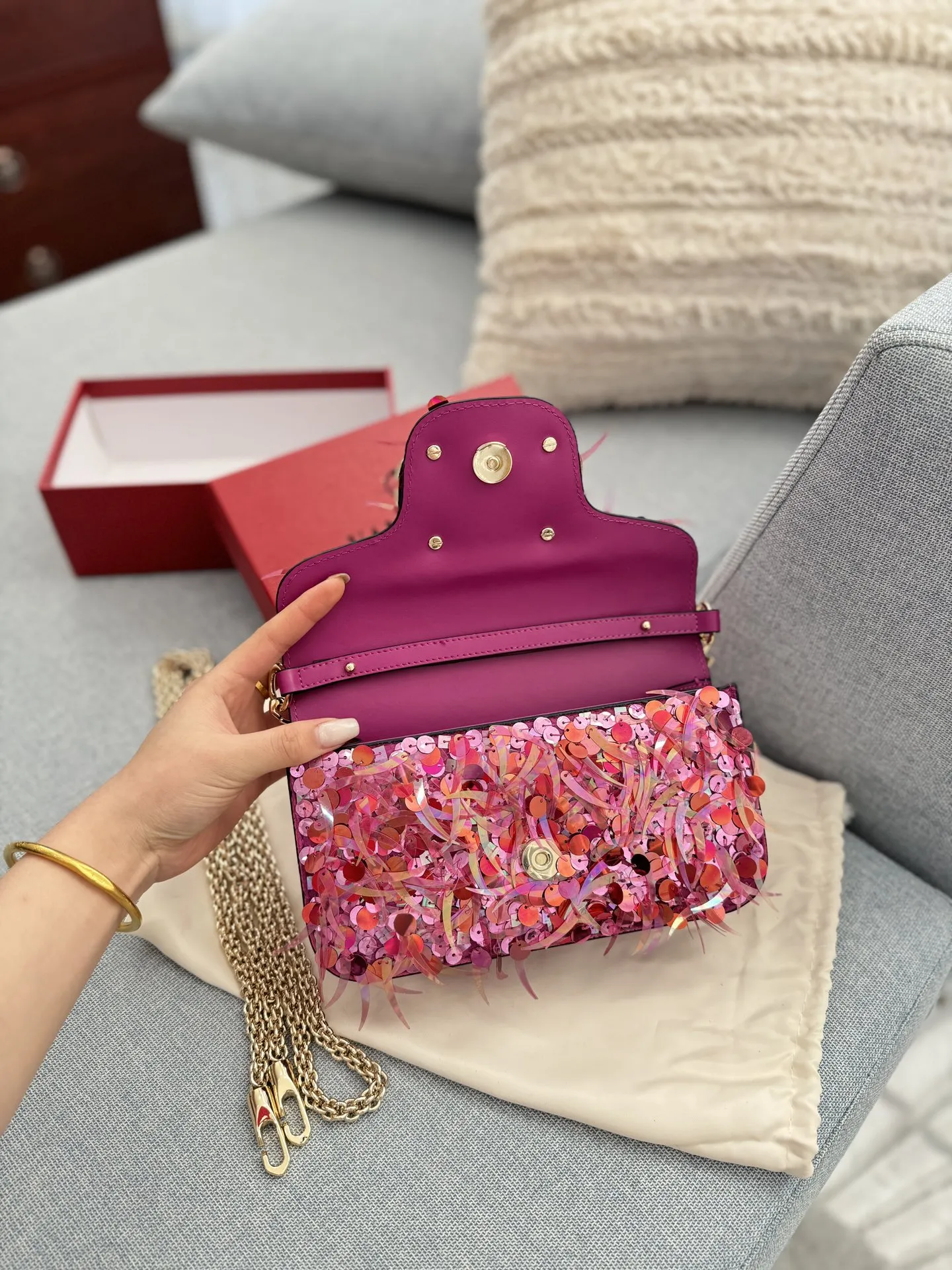 P420 配盒🎀 size：22&times;14 Valentino华伦天奴 亮片 链条包 手提单肩斜挎包 华伦天奴 Loco亮片单肩包上身效果很惊艳，高级又不刻板美尽在其中，神秘有灵气的小性感 出席宴会晚会之类时一定要选择亮闪闪