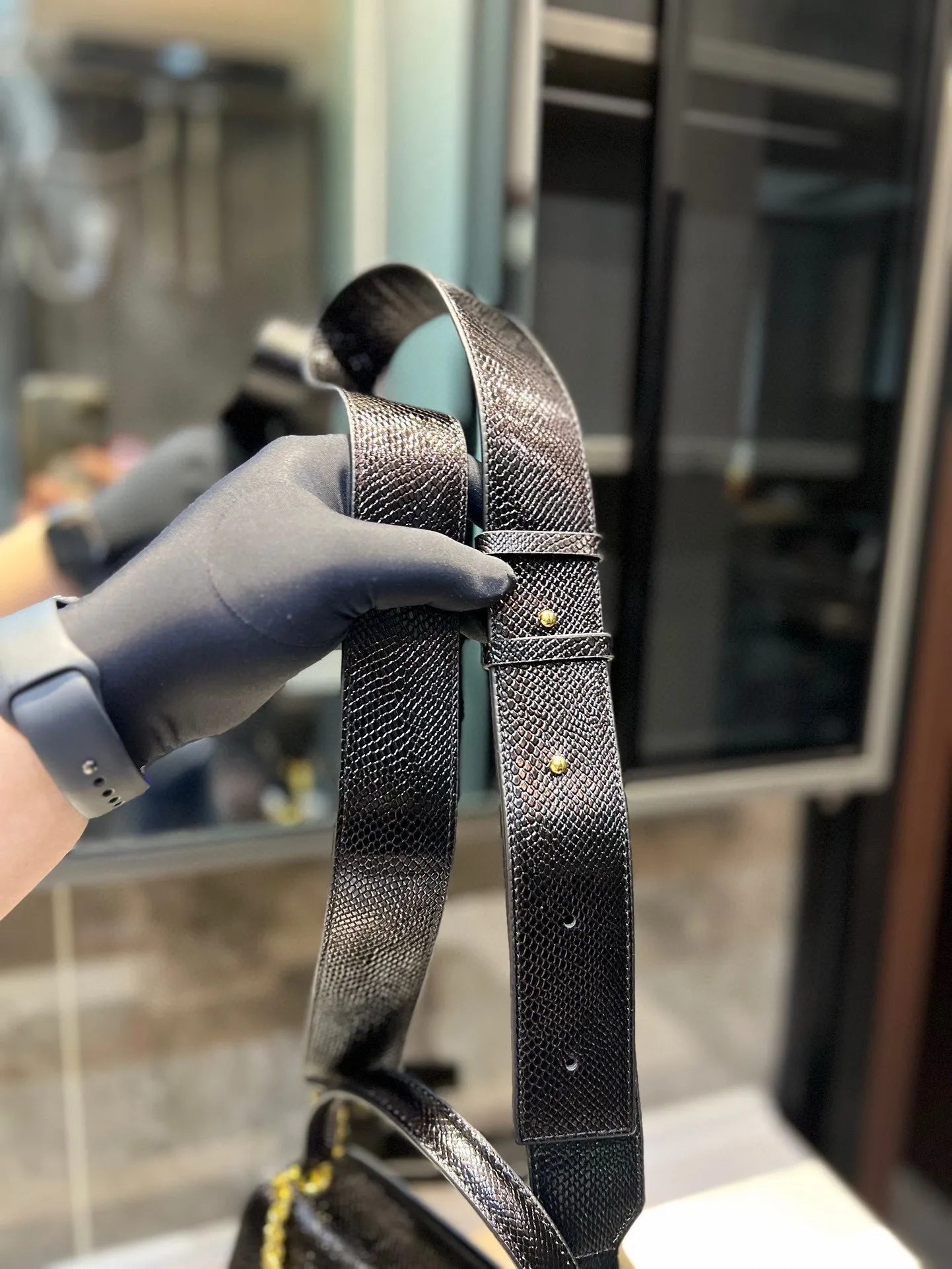 ❤️P155（礼盒包装）❤️ 宝格丽劲爆款！众多明星同款，包包小巧圆润饱满，标志性的蛇头扣点缀玛瑙石，柔软小羊皮包身拿在手里超级有质感，真是气质无敌了，分享给你们，不能我一个人种草！t尺寸：21 18