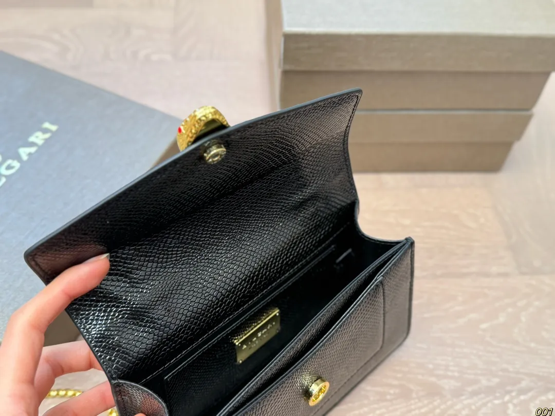 &yen;130配盒 宝格丽 Bvlgari蛇头包 ⚠️顶级原单 不愧是开挂般的存在 包身轻便 百搭 给予满满的高级感 尺寸19 12