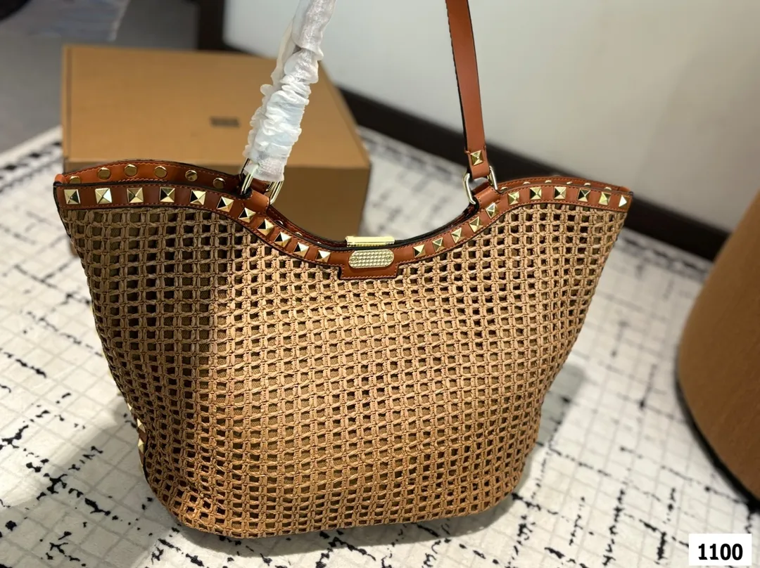 P190 Valentino 华伦天奴编织包24春夏浓浓的度假风,却也适合日常觉得这样的包包得有一个,毕竟,海浪、沙滩,没人想拒绝# 尺寸:31 29