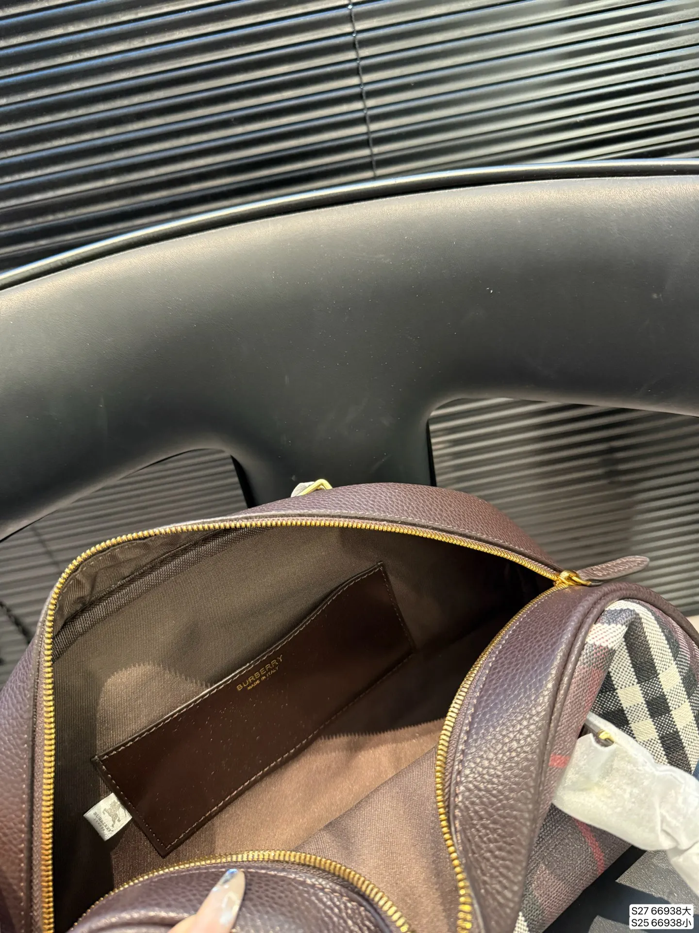 大号P185小号P175 巴宝莉一眼沦陷的复古优雅 救命！包包也太戳我心巴了吧🥰 经典的格纹元素，搭配复古的贝壳包型，真的是把优雅刻进了DNA里！ 它的容量也超棒，日常出门需要带的手机、口红、粉饼什么的，都能轻松装下。而且还有长肩带，可以手提尺寸大34 18 小19 13 货号66938