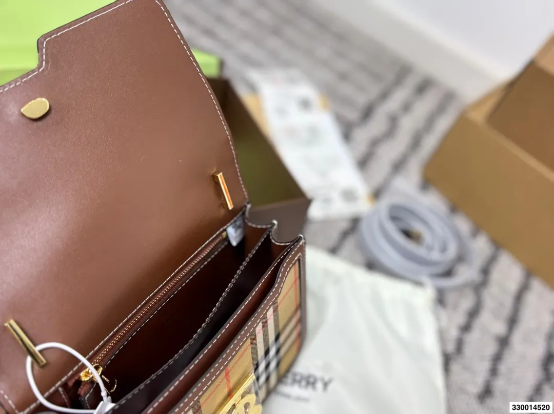 p170 配礼盒 Burberry巴宝莉TB金扣豆腐包 白色超美太适合春夏了 尺寸22.15