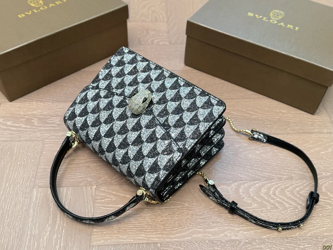 ¥155配盒 宝格丽 Bvlgari蛇头包 ⚠️顶级原单 不愧是开挂般的存在 包身轻便 百搭 给予满满的高级感 尺寸21 15