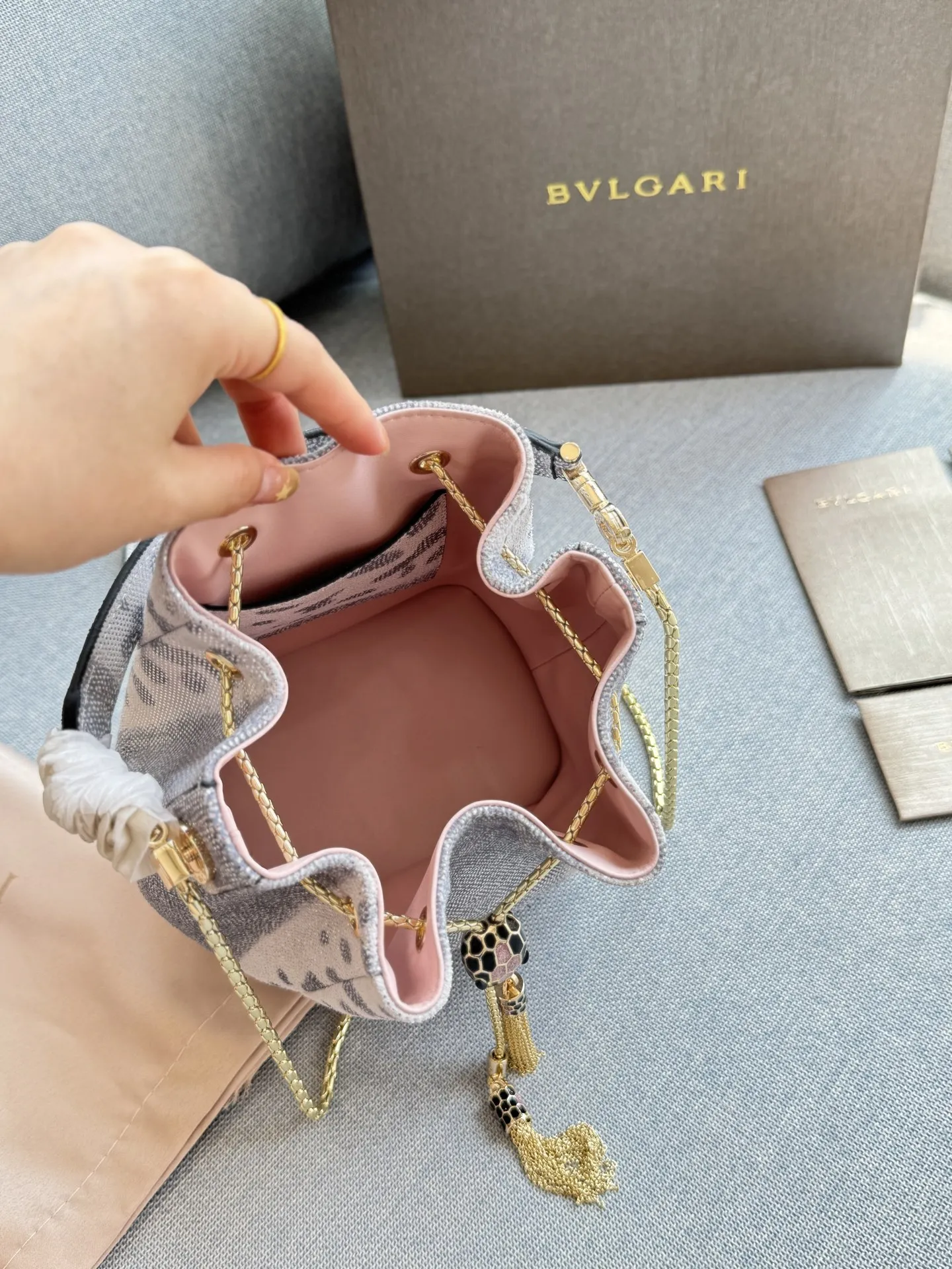 💰240 折叠盒 size:16×19 BVLGARI宝格丽 SERPENTI FOREVER系列 蛇头抽绳扣 水蛇纹 水桶包单肩斜挎包 细节处理的精致程度令人惊叹。 立刻感受到了它的优雅和卓越。 线条流畅且美观,让人爱不释手。