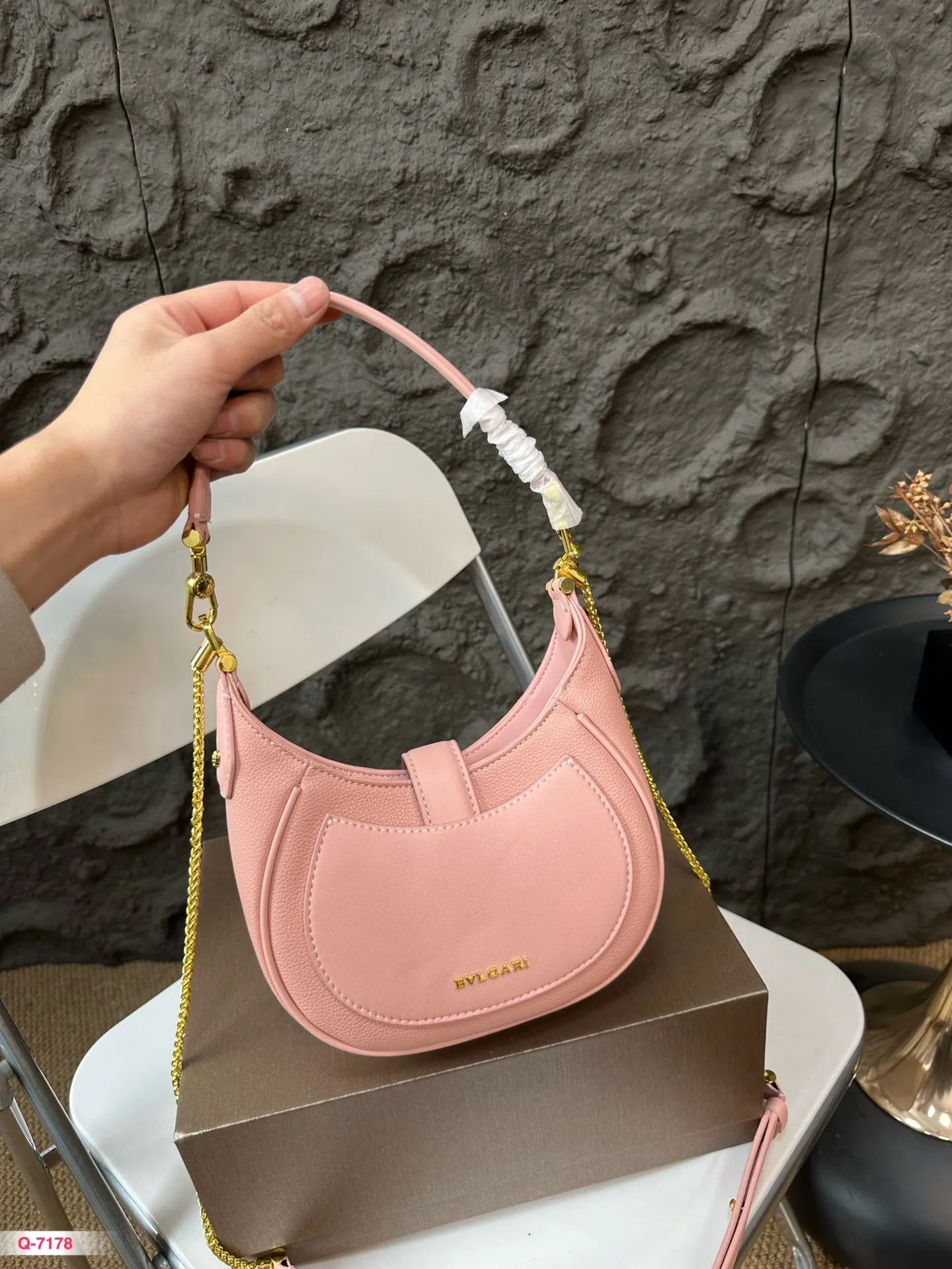 💰220 配折叠盒 宝格丽短肩带腋下背！荔枝纹牛皮金属长肩带可以斜挎！就算腋下包的风过去了还可以继续斜挎！摩登时髦简约！ 我个人非常喜欢的链条提手十 宽肩带设计，链条斜挎包也炒鸡可爱！鲜艳的配色！小小的个头！很难说不爱！尺寸19.14cm