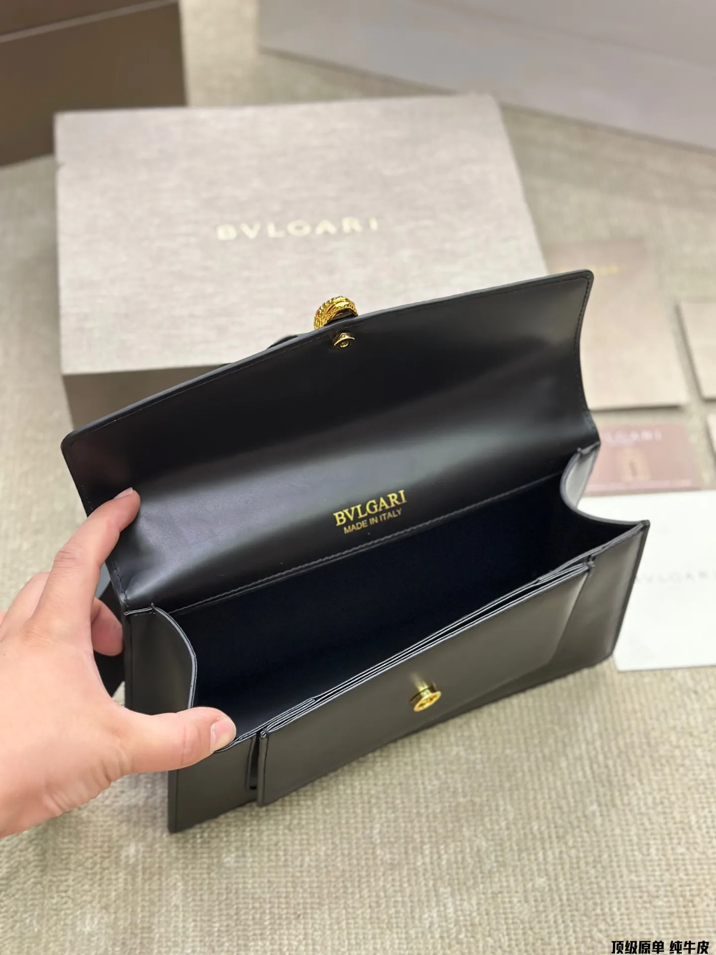 顶级原单 纯牛皮p220 宝格丽Bvlgari 神仙合作款 Ss24限定系列 撞色新款 原版珐琅蛇头 A爆啦 原单品 Woc风琴包 内里原版隔断 [得意]可单肩可斜挎 万年不过时 专柜对版 彰显高级品味 如果女人衣柜里面没有一款宝格丽就称不上一个完美的女人❤️进口原版珐琅蛇头扣 五金扣好质感巨百搭，质量好到爆棚 版型油边超级牛[得意][得意]细节决定品质[玫瑰]尺寸：25cm