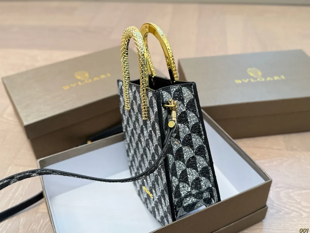 ¥145配盒 宝格丽 Bvlgari蛇头包 ⚠️顶级原单 不愧是开挂般的存在 包身轻便 百搭 给予满满的高级感 尺寸16 19