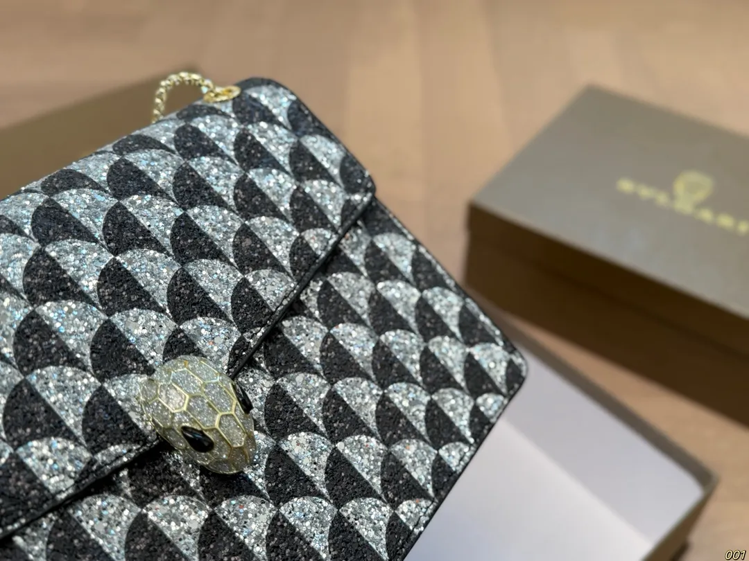 ¥145配盒 宝格丽 Bvlgari蛇头包 ⚠️顶级原单 不愧是开挂般的存在 包身轻便 百搭 给予满满的高级感 尺寸25 17