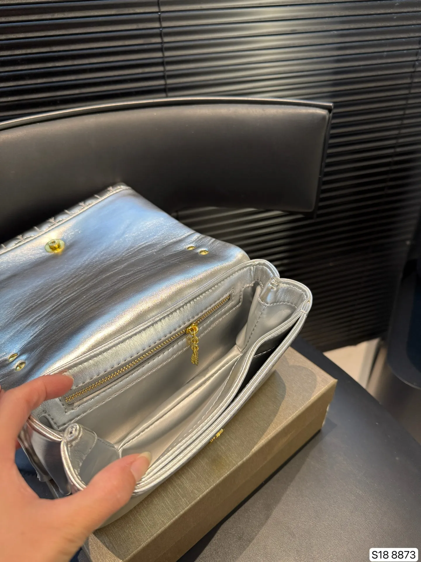 P140 配盒子 只有宝格丽可以把珠宝的精致工艺完美地展现在包包上,体现了罗马艺术灵感与珠宝工艺完美结合。包上满是罗马卡拉卡拉的马赛克图案,也就是我们通常所说的扇子。宝格丽高识别度包包,适合平时和特别场合背,又不会轻易撞包。 尺寸21 14 货号8873