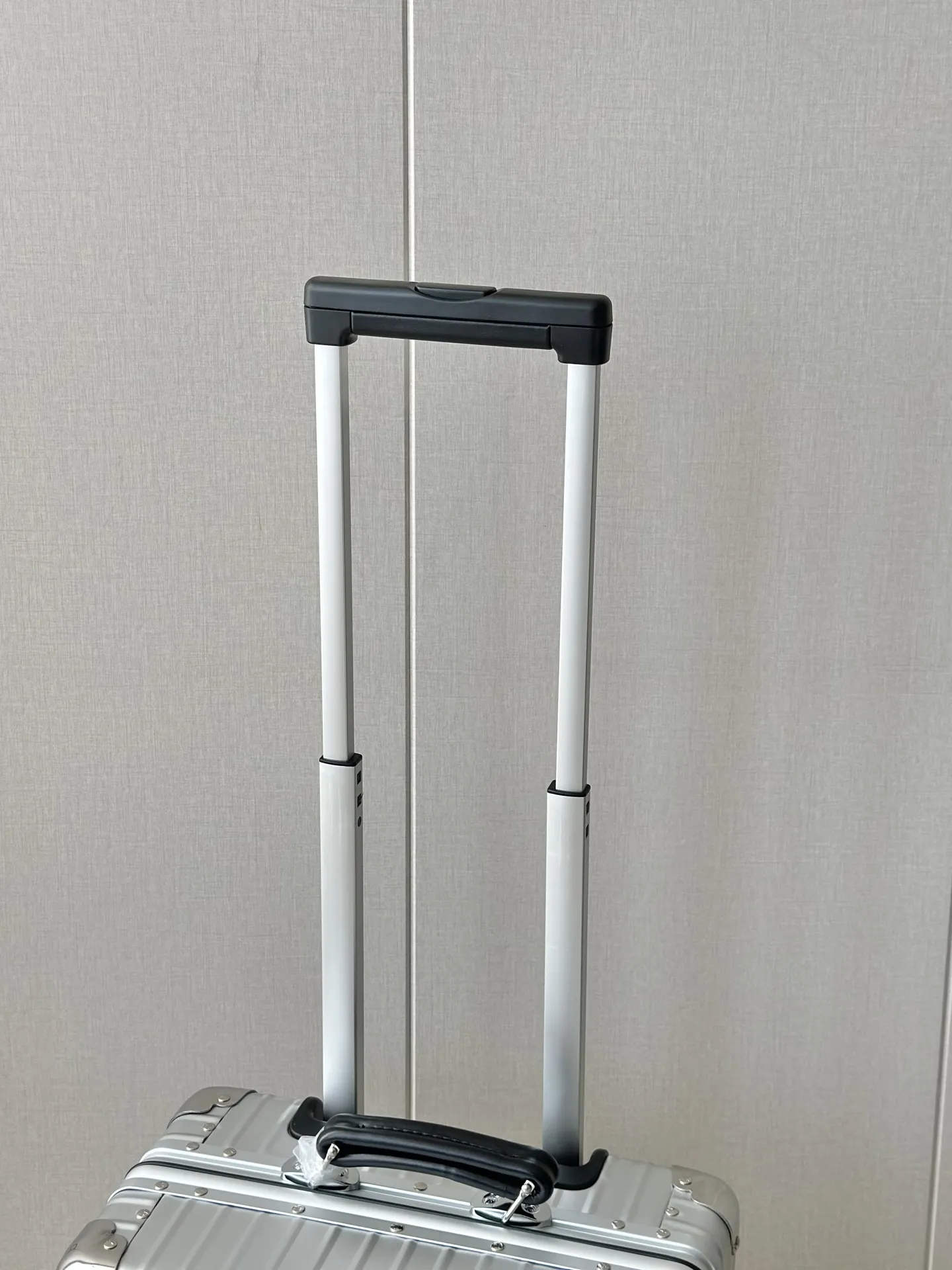 银色～assic fight 系列973复古全铝镁合金登机箱 行李箱/托运箱/旅行箱/拉杆箱/商务箱 日默瓦rimowa专柜zp新款 全新一体标logo，内里/合页/轮子统一M标志，高端的硬制氧化比阳极氧化更高级使箱体更坚硬，50度橡胶轮胎使万向轮更加静音，不锈钢钉日晒雨淋不会生锈，镜面感Tsa国际海关锁通网国际畅通无阻！ 尺寸：20寸55&times;20&times;40