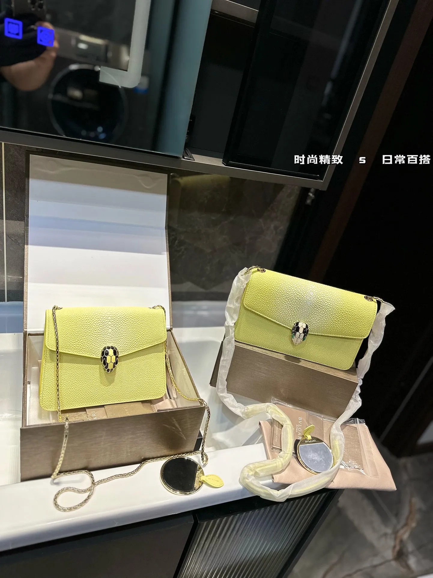 ❤️p200/p200❤️ 宝格丽Bvlgari， 原单品 原单皮质！ 原单五金（一定要⚠️链条） 牛皮品质🐂🐂 进口珐琅彩五金扣 好质感巨百搭 一定要⚠️⚠️五金！ 尺寸：22*14cm /20cm 还有原版小镜子哦