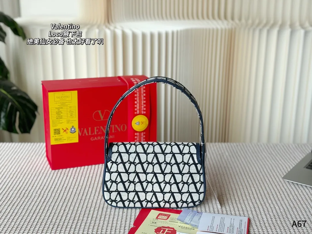 💰135 折叠礼盒包装 🌟Valentino 华伦天奴Loco 绝美仙女必备 也太好看了叭 手提单肩都🉑 解锁时尚魅力 可盐可甜 做整条街最靓的女孩👩🏼🦱 尺寸:23-7-13